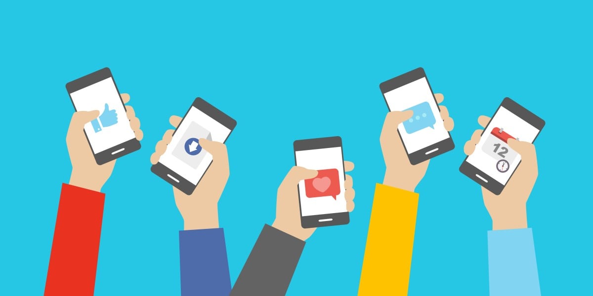 hands-holding-smartphones-with-apps