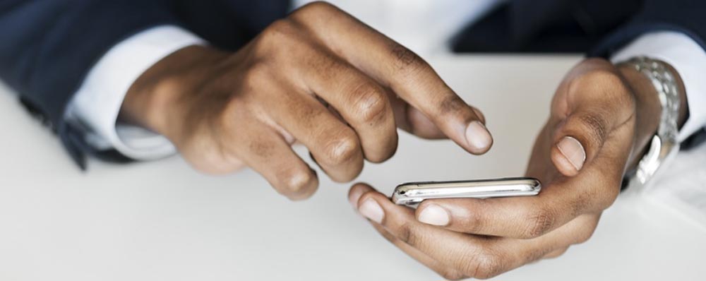 man typing on cellphone